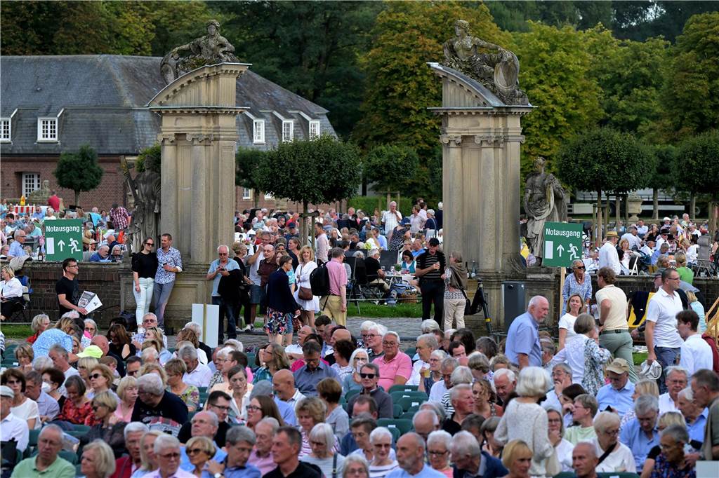 Die Atmosphäre beim Sommernachtskonzert am Schloss Nordkirchen war sehr schön.