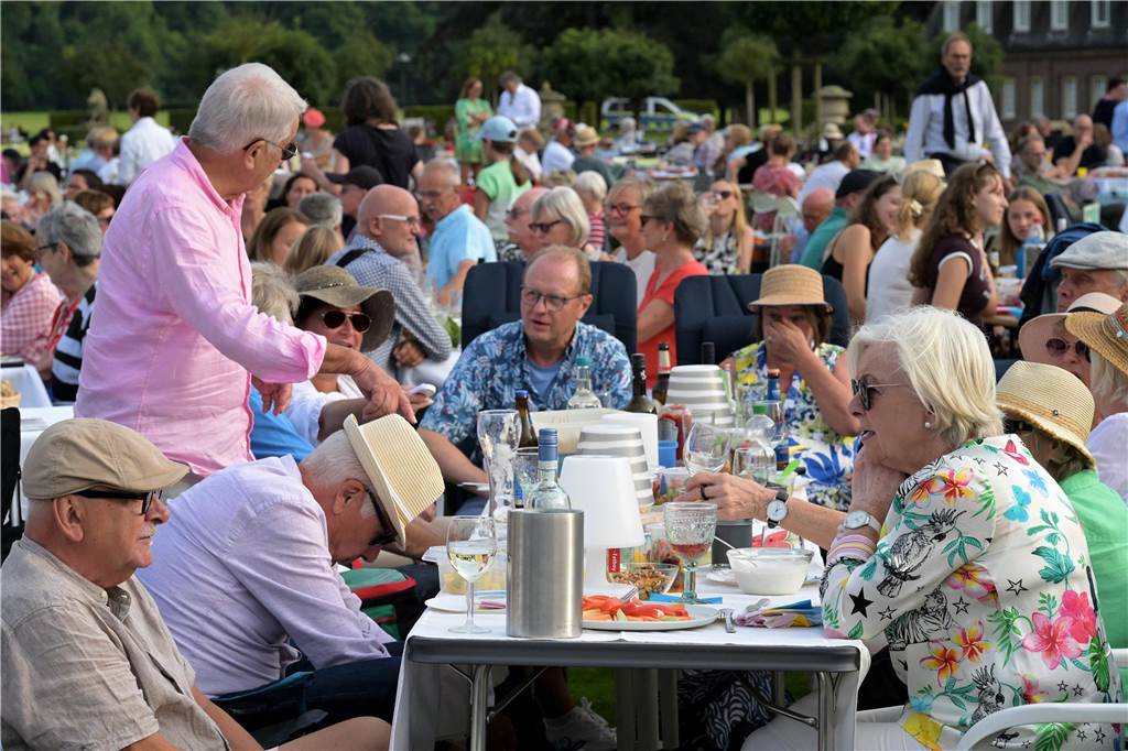 Die Atmosphäre beim Spmmernachtskonzert am Schloss Nordkirchen war sehr schön.