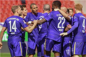 Die Auer Mannschaft jubelt nach dem Treffer zum 2:0 gegen Regensburg. Foto: Armin Weigel