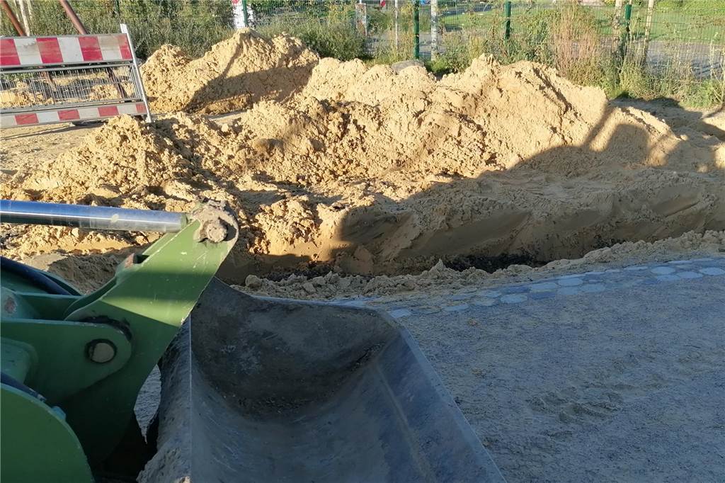 Im Scharperloh rollt der Ball: Spielplatz Burlo-West ist „trockengelegt“ Die auf dem Spielplatz Burlo-West eingearbeitete Drainage zeigt Erfolg. Der Pfützenbildung ist ein Ende gesetzt.