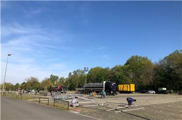Die Aufbauarbeiten auf dem Parkplatz E2 am Remydamm haben begonnen. Der Veranstalter trägt das Risiko, falls die Baugenehmigung für das Festi Ramazan doch nicht erteilt wird.