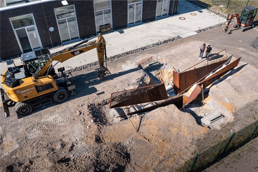 Tisa-Archiv Dorsten: Künstlerin macht Gelände zu begehbarem Kunstwerk Die Aufbauarbeiten der begehbaren Installation der Künstlerin Claudia Piepenbrock aus der Vogelperspektive