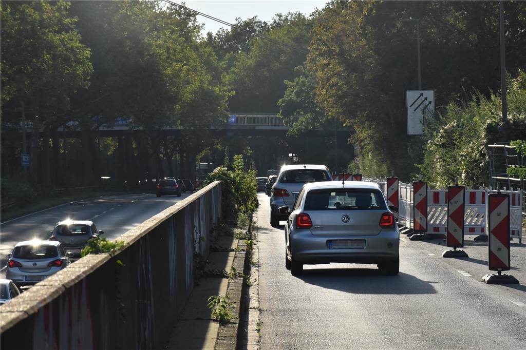 Stadt Dortmund lässt Tunnel an B1 graben: Warum Blindgänger-Untersuchungen Monate dauern können Die Auffahrt von der Märkischen Straße zur B1 ist seit Monaten nur eingeschränkt nutzbar.