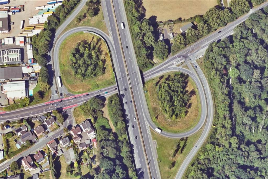 Weitere Details: Überholmanöver auf A42-Auffahrt Bladenhorst wirft Fragen auf Die Auffahrt zur A42 Richtung Oberhausen (r. im Bild) verläuft in einer engen Rechtskurve. Hier soll ein SUV einen Pkw innen überholt haben.