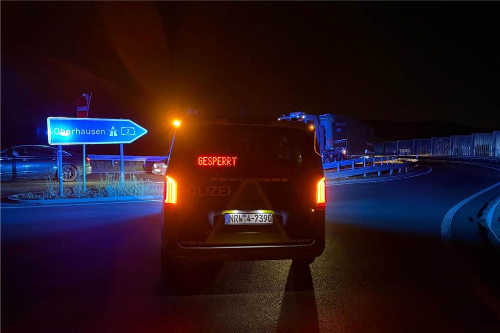 Ein Polizeiauto versperrt den Weg zur Autobahnauffahrt.