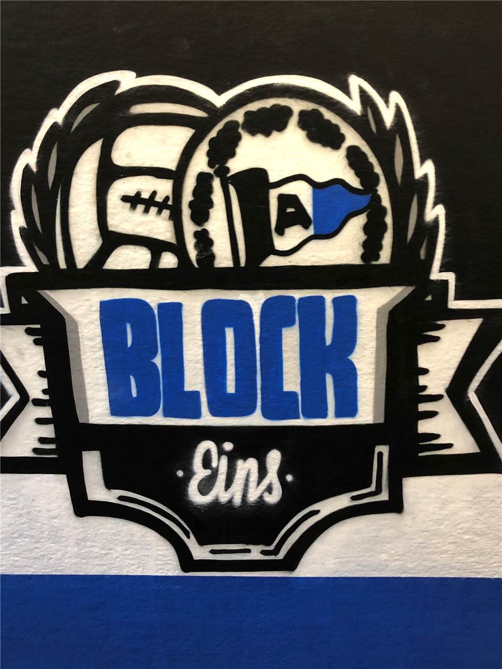Mythos Arminia Bielefeld - und Amos Pieper mittendrin Die Aufgänge unter der Südtribüne sind mit Graffitis gestaltet.