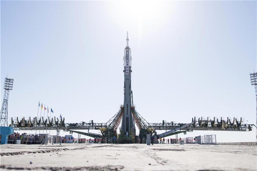 Weltraumbahnhof Baikonur in Kasachstan Die aufgerichtete Sojus-Rakete auf der Startrampe des Weltraumbahnhofs im kasachischen Baikonur. Foto: Joel Kowsky/NASA/AP