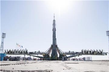 Die aufgerichtete Sojus-Rakete auf der Startrampe des Weltraumbahnhofs im kasachischen Baikonur. Foto: Joel Kowsky/NASA/AP