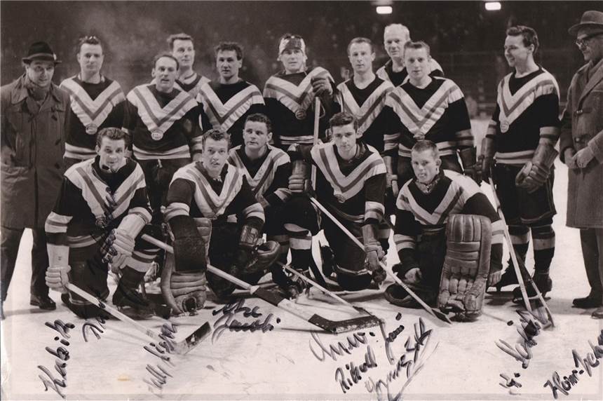 Ehemaliger Dortmunder Eishockey-Star Horst Kubik (†91) gestorben Die aufgestiegene Mannschaft des TuS Eintracht Dortmund 1959/60: Stehend von links nach rechts: Betreuer Hugo Käthler; Horst Kubik, Paul Danielsmeier, Karl-Heinz Lögow, Spielertrainer Erich Konecki, Wolfgang Wellner, Heinz Zolk, Karl-Heinz Muus, Richard Grun, Hans Seidel, Obmann Nehme; vorne knieend: Kurt Jablonski, Torhüter Heinz Ohlber, Günther Jacobi, Dieter Hoja, Torhüter Manfred Hegeböhmer.