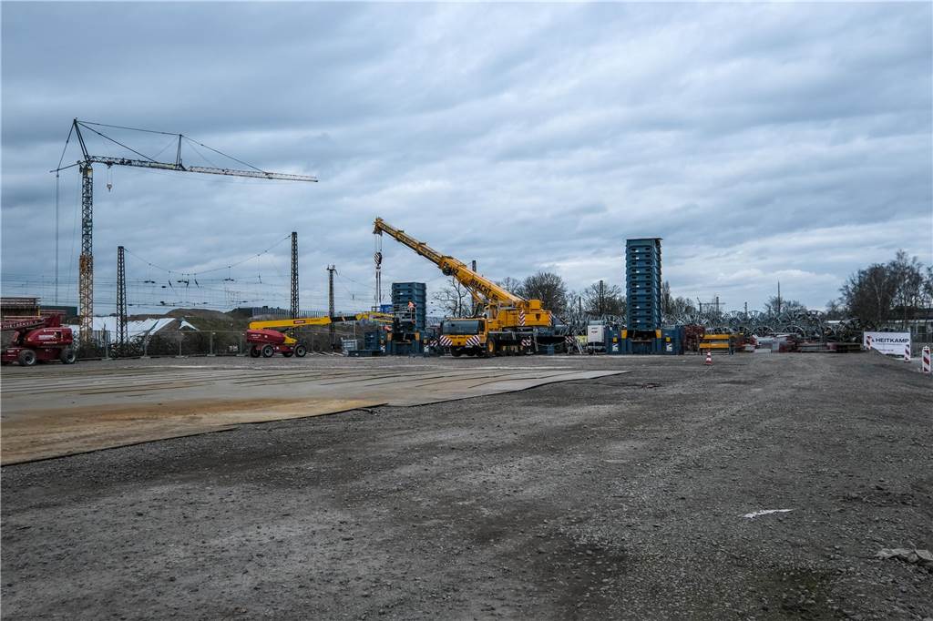 Östlicher Teil der Emschertalbrücke in Recklinghausen wird an seine Position geschoben. 