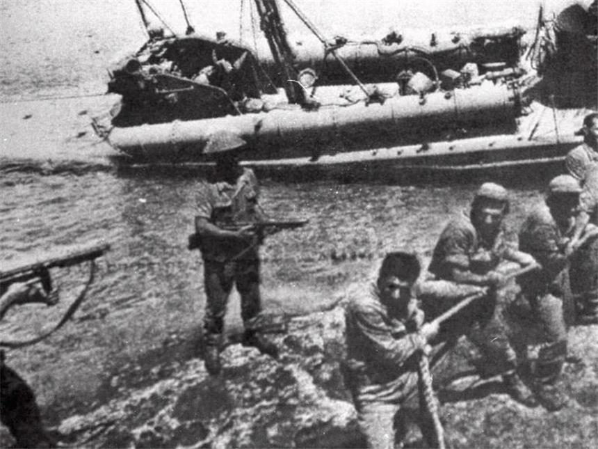 Guterres setzt bei Zypern-Konferenz auf Durchbruch Die Aufnahme aus dem Jahr 1974 zeigt türkische Truppen, die ein griechisch-zypriotisches Torpoedo-Boot bei Kyrenia (Zypern) aus dem dem Wasser ziehen. Das Boot wurde bei der türkischen Invasion und Besetzung des nördlichen Drittels von Zypern beschädigt. Foto: AP/Archiv