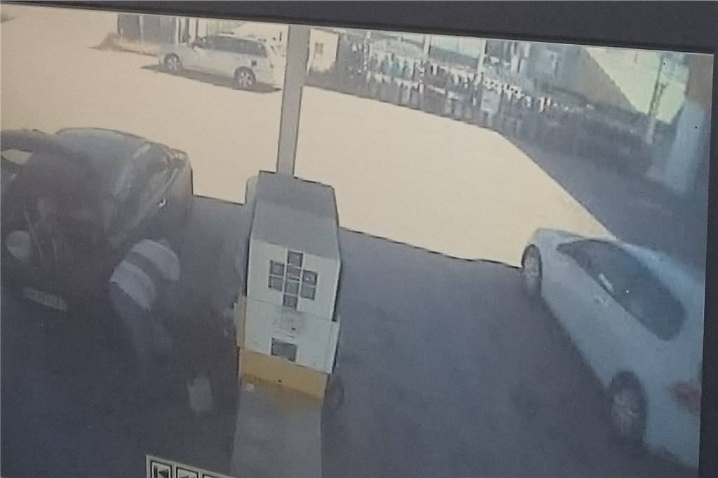 Hunderte Euro futsch: Frankreich-Urlaub startet mit einer Katastrophe Die Aufnahme der Tankstellen-Kamera zeigt, wie unser Autor mit offenem Tankdeckel und Ladung auf dem Dach davon braust.
