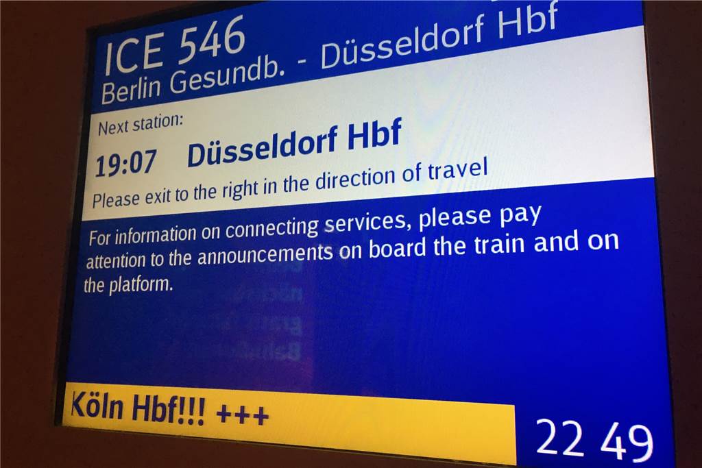 Fernverkehr der Bahn weiter gestört - LKW auf der A45 umgekippt - Brand in Hundehotel Die Aufnahme des Fahrinfomations-Displays in einem ICE, auf der Strecke von Berlin nach Köln zeigte am Abend bei der Durchfahrt in Duisburg eine Verspätung von nahezu vier Stunden an.