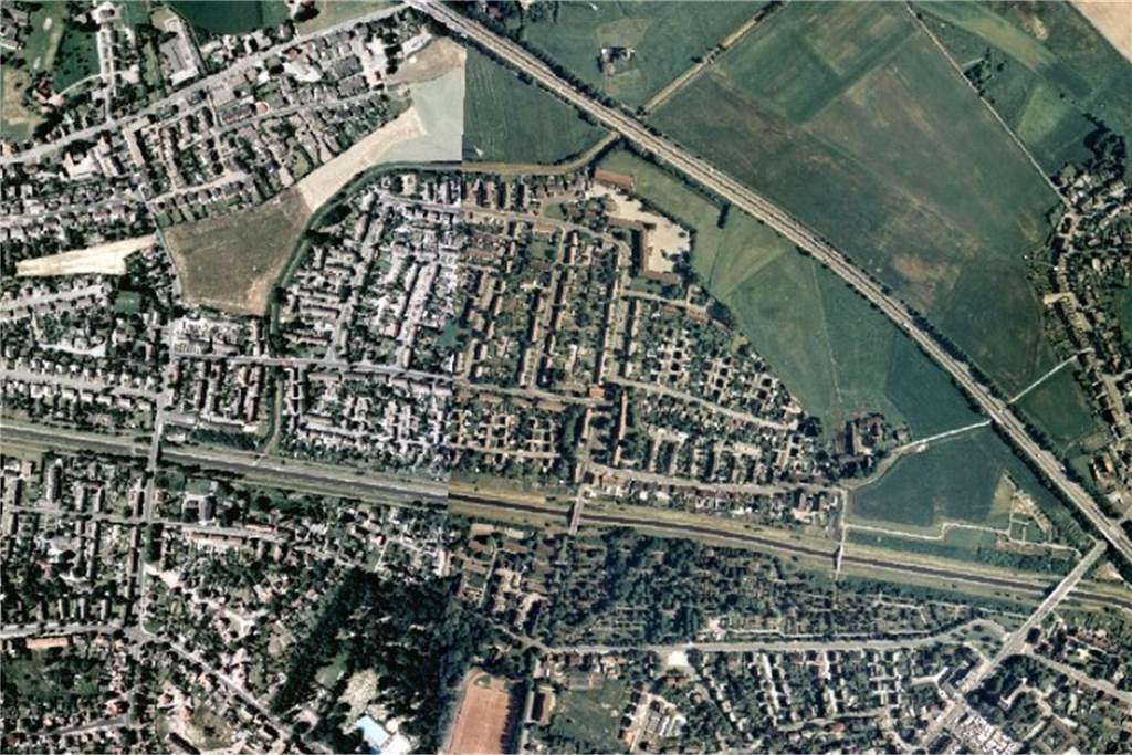 Die Aapwiesen auf Luftbildern im Wandel der Zeit Die Aufnahme entstand zwischen 1983 und 1990: Von Nordwesten rückt neue Bebauung näher an die Aapwiesen.
