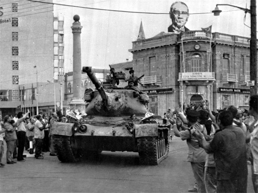 Guterres setzt bei Zypern-Konferenz auf Durchbruch Die Aufnahme vom 24. Juli 1974 zeigt einen türkischen Armee-Panzer, der im türkischen Teil von Nikosia (Zypern) am Hotel Saray vorbeirollt. Foto: AP/Archiv