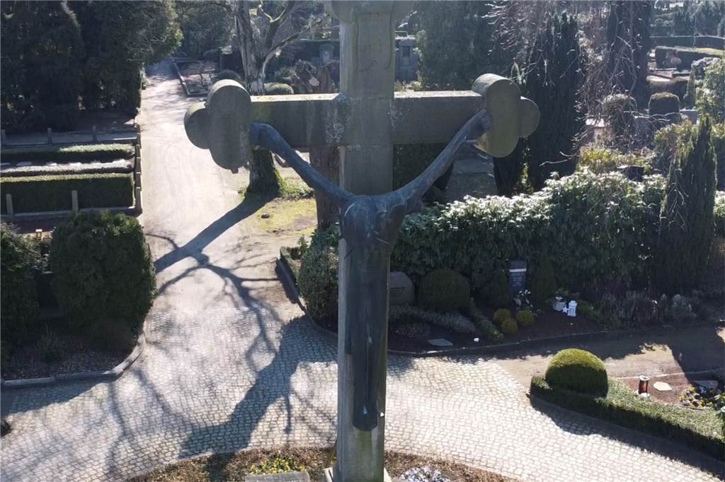 Lebensgroße Jesus-Statue weg: Metalldiebe wüteten auf Dorstener Friedhof Die Drohnenaufnahme zeigt, wie das Kreuz ausgesehen hat, bevor die Diebe die lebensgroße Jesus-Statue gestohlen haben.
