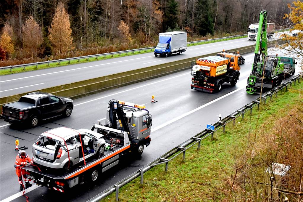 Schwerer Unfall auf A31: Feuerwehr rettet eingeklemmte Autofahrerin Die Aufräumarbeiten zogen sich über Stunden hin. Erst gegen Mittag konnte zumindest eine der beiden Fahrspuren Richtung Oberhausen wieder freigegeben werden. Der Verkehr hatte sich bis dahin schon über mehrere Kilometer zurückgestaut.