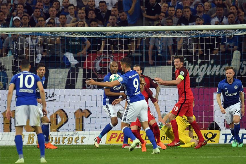 Die Aufreger-Szene des Abends: Franco Di Santo (M.) nimmt den Ball mit der Brust an und schießt den Ball ins Tor. Schiedsrichter Robert Hartmann entschied auf Handspiel.