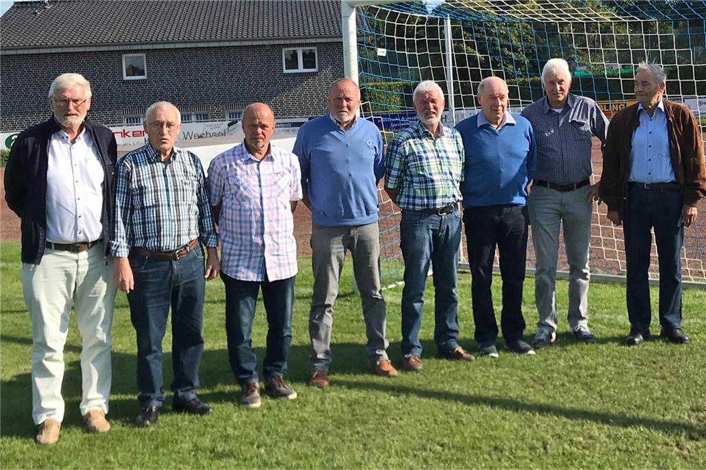 Heeker Bezirksliga-Aufstieg 1970: Als Spieler im Kofferraum zum Platz geschmuggelt wurden Die „Aufstiegshelden“ von 1970 heute: (v.l.) Wilfried Kuiper, Josef Böckers, Werner Noack, Hubert Wissing, B. Albers, Ewald Schmeing, Alf Schneider, Hubert Trawinski. Es fehlen Bernhard Middelhoff und Werner Gausling. Die anderen Spotkameraden sind bereits verstorben.