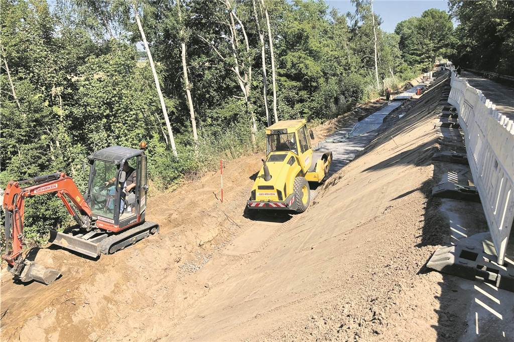 Kanalbehörde hält Wort: Reparatur der Borker-Straßen-Brücke in Waltrop startet Bauarbeiten an der Böschung der Borker Straße.