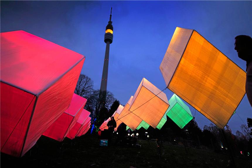 Das erwartet Sie beim Winterleuchten im Westfalenpark Die aufwendigste Licht-Installation beim diesjährigen Winterleuchten heißt Würfel-Walzer. Die 1,2 Meter großen Würfel leuchten auf der Wiese am Rosengarten in verschiedenen Farben im Takt zu Tschaikowskys Dornröschen-Walzer.