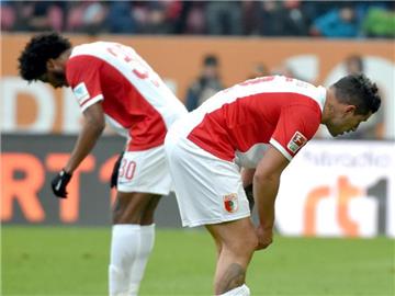 Die Augsburger Stürmer Caiuby (l) und Raul Bobadilla lassen es an Durchschlagskraft fehlen. Foto: Stefan Puchner