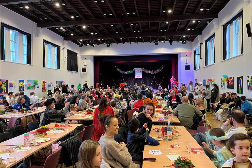 Rote Funken feiern Karneval – KC-Präsidentin: „Stimmung war mega“ Die Aula des Adalbert-Stifter-Gymnasiums in Castrop-Rauxel war am Sonntag (4.2.) wegen des Kinderkarnevals ausverkauft.