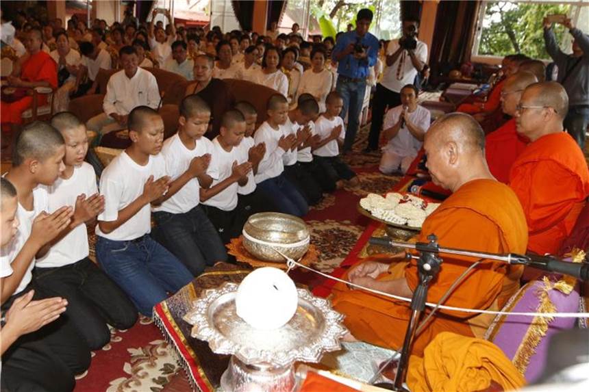 Thailändische Höhlenjungen aus dem Kloster zurück Die aus der Höhle geretteten Jungen beenden ihre Zeit als buddhistische Novizen. Foto: Sakchai Lalit