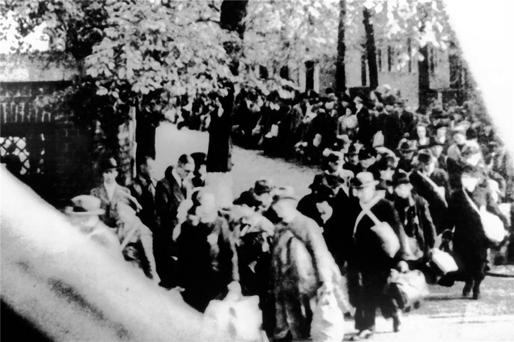 Vor 80 Jahren: Mit der Straßenbahn in Richtung Vernichtungslager Die aus der Steinwache gemachte Aufnahme zeigt den Marsch jüdischer Familien von der Sammelstelle "Zur Börse" an der Steinstraße zum Südbahhnhof am 29. Juli 1942.