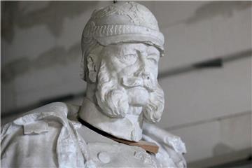 Die aus weißem Marmor gefertigte Kaiser Wilhelm I. Statue in einer Werkstatt. Foto: Roland Weihrauch
