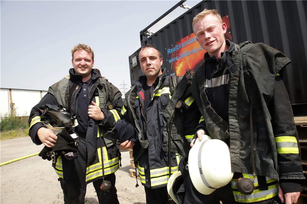 Video: Feuerwehr Selm erlebt im Container Flammenwalzen wie im Film Die Ausbildung im Flashover-Container ist vor allem bei hochsommerlichem Wetter ein echter Knochenjob.