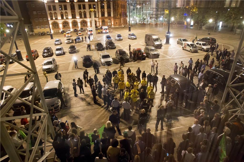 Erfolge und Niederlagen im Kampf gegen Rechts - Hartmut Anders-Hoepgen nimmt Abschied Die Auseinandersetzungen mit Neonazis am Wahlabend im Mai 2014 vor dem Rathaus fiel in die Zeit von Hartmut Anders-Hoepgen als Beauftragter für Vielfalt, Toleranz und Demokratie.