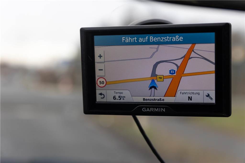 Verkehrsengpässe in Heek-West: Doppelte Entschärfung geplant Ein Navi hängt an einer Autofrontscheibe