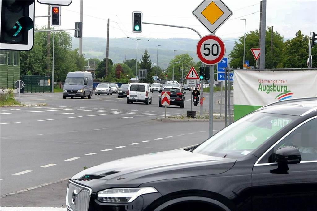 Das Jahr 2023 in Aplerbeck: Aufregende Neuerungen und traurige Momente Die ausgebaute B236 ist stark befahren. Eine neu Ampel regelt hier die Zufahrt vom Parkplatz des Gartencenters.