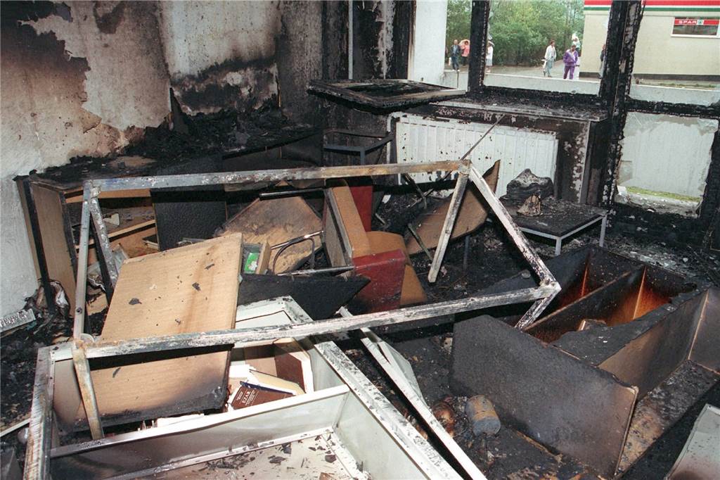 30 Jahre Rostock-Lichtenhagen: „Sowas kann jederzeit wieder passieren, in jeder Stadt“ Die ausgebrannten Räume des Asylbewerberheimes in Rostock-Lichtenhagen, aufgenommen am 25. August 1992 nach der dritten Nacht der schweren Ausschreitungen Rechtsradikaler.