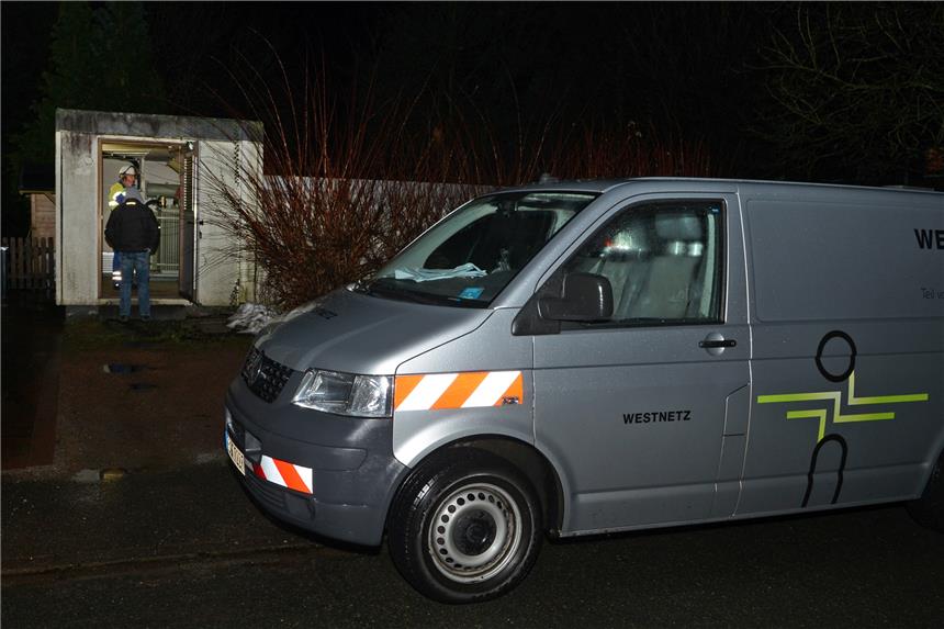 Ratte sorgte für nächtlichen Stromausfall in Wulfen Die ausgefallen 10 Kv Stationen, so wie hier am Richtersfeld, musste nach und nach wieder ans Stromnetz angeschlossen werden. Foto: Guido Bludau