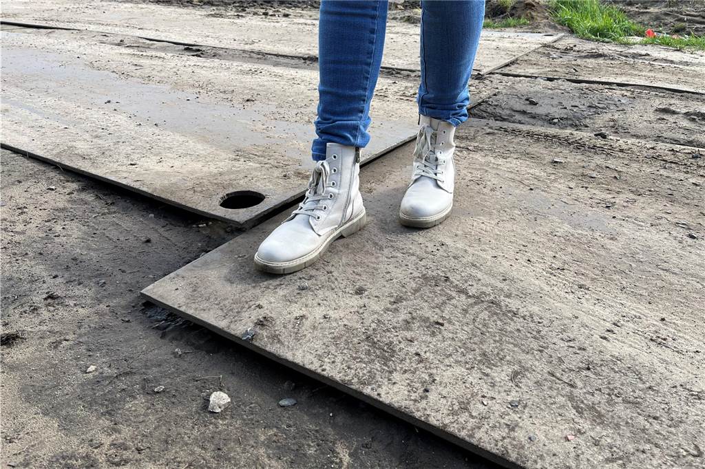 Ärger an der Pirolstraße: Anwohner erreichen Grundstücke nur schwer Die ausgelegten Platten haben viel Spielraum.