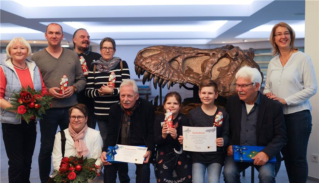 So wird das Naturkundemuseum fit gemacht für die Wiedereröffnung Die ausgelosten Gewinner des Namenswettbewerbs genossen eine exklusive Führung mit Museumsleiterin Dr. Elke Möllmann (r.).