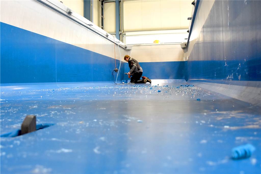 Die Auskleidung von großen Muldenkippern mit Kunststoffplatten ist eine von fünf Säulen auf denen der Erfolg von Okulen ruht. Wegen des weiten Betätigungsfeldes sei das Unternehmen bisher gut durch alle Krisen gekommen, sagt der Geschäftsführer.