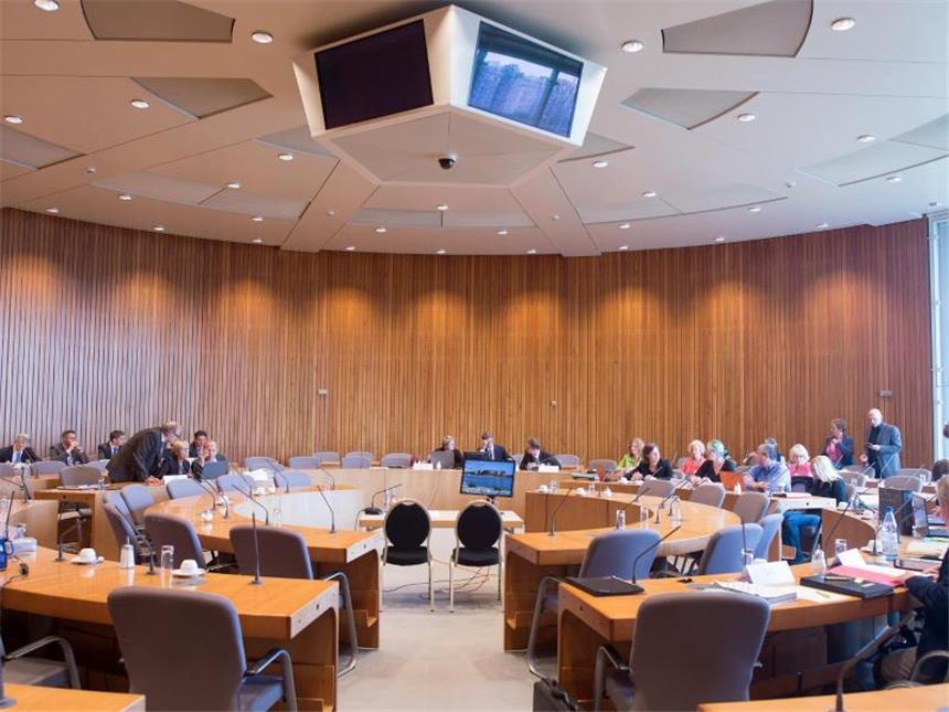 Berger-Morde: Mängel bei den Ermittlungen Die Ausschuss-Mitglieder im Saal des NSU-Untersuchungsausschusses.