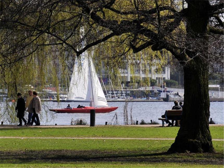 In Hamburg wird am besten verdient Die Außenalster in Hamburg: In der Stadt an der Elbe wird am besten verdient.