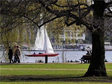 Die Außenalster in Hamburg: In der Stadt an der Elbe wird am besten verdient.