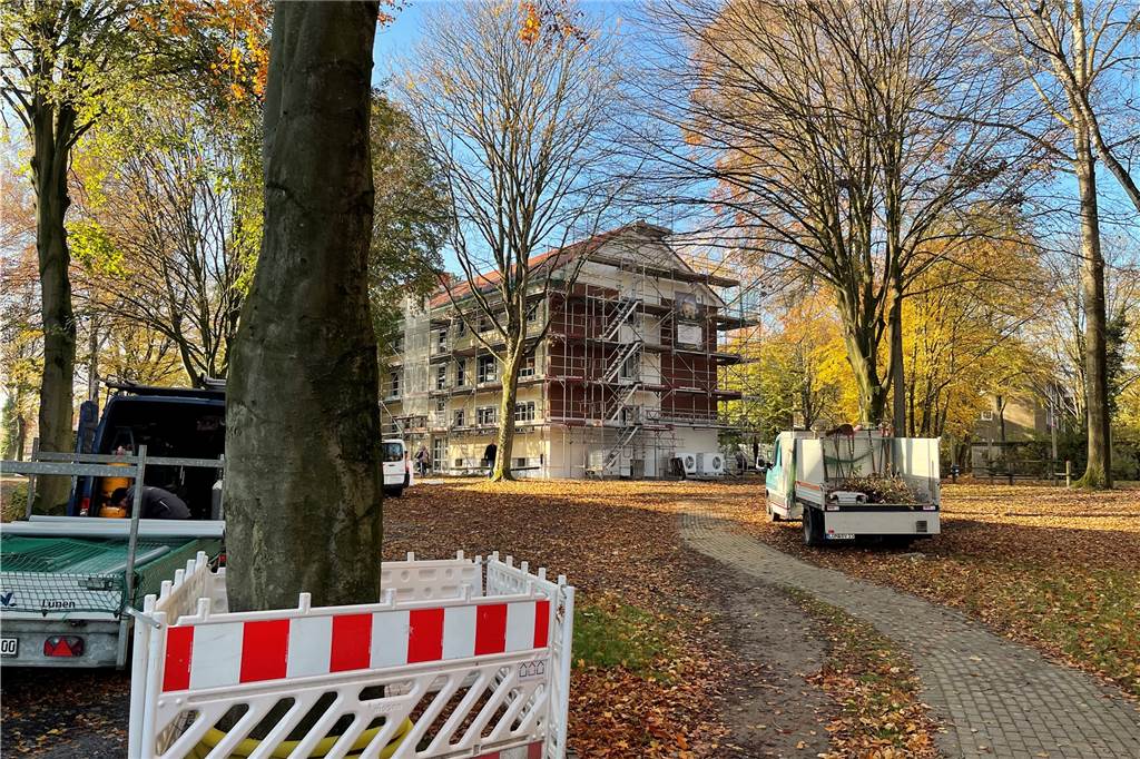 Bauverein zu Lünen: Die ersten 54 Alt-Wohnungen sind klimaneutral saniert Die Außenanlagen am Espelweg in Brambauer müssen noch bepflanzt werden. Zisternen ermöglichen eine automatische Bewässerung.