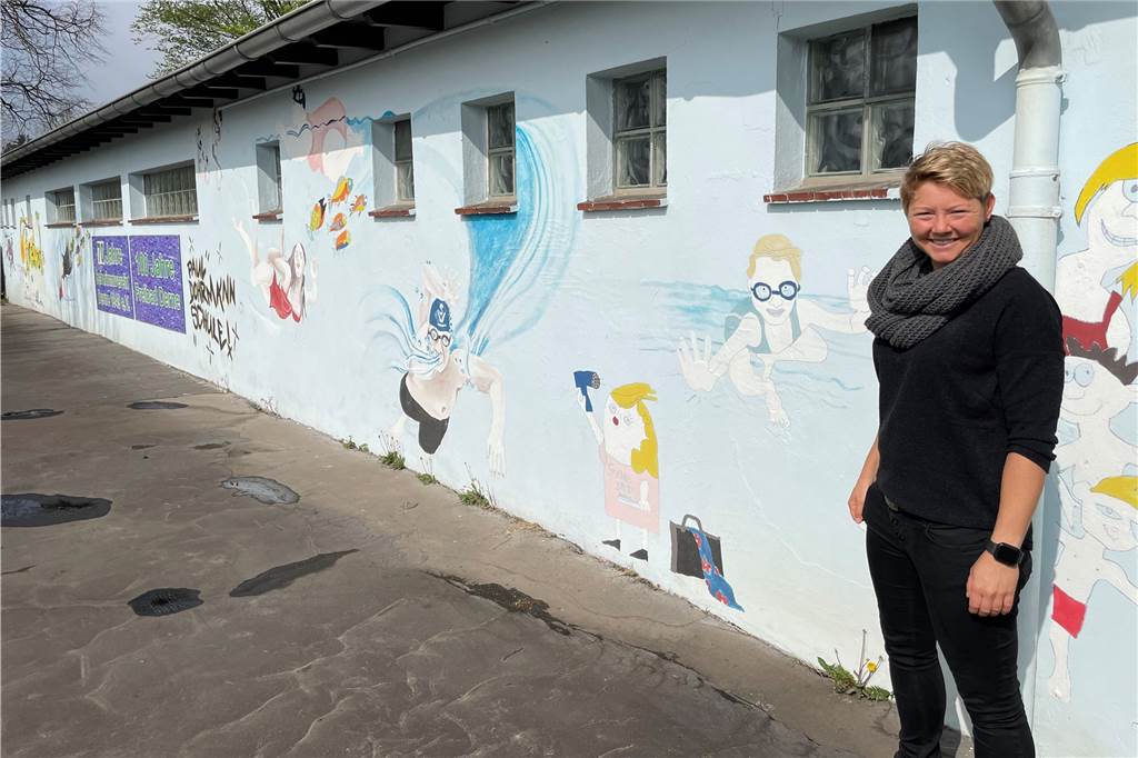 Freibad Derne steht vor Saison-Eröffnung - große Veränderung geplant Die Außenwand des Freibads bekommt vor der Eröffnung noch einen frischen Look verpasst. Christiane Bartel vom SV Derne hat die ersten Entwürfe bereits gesehen und freut sich auf den Neuanstrich.