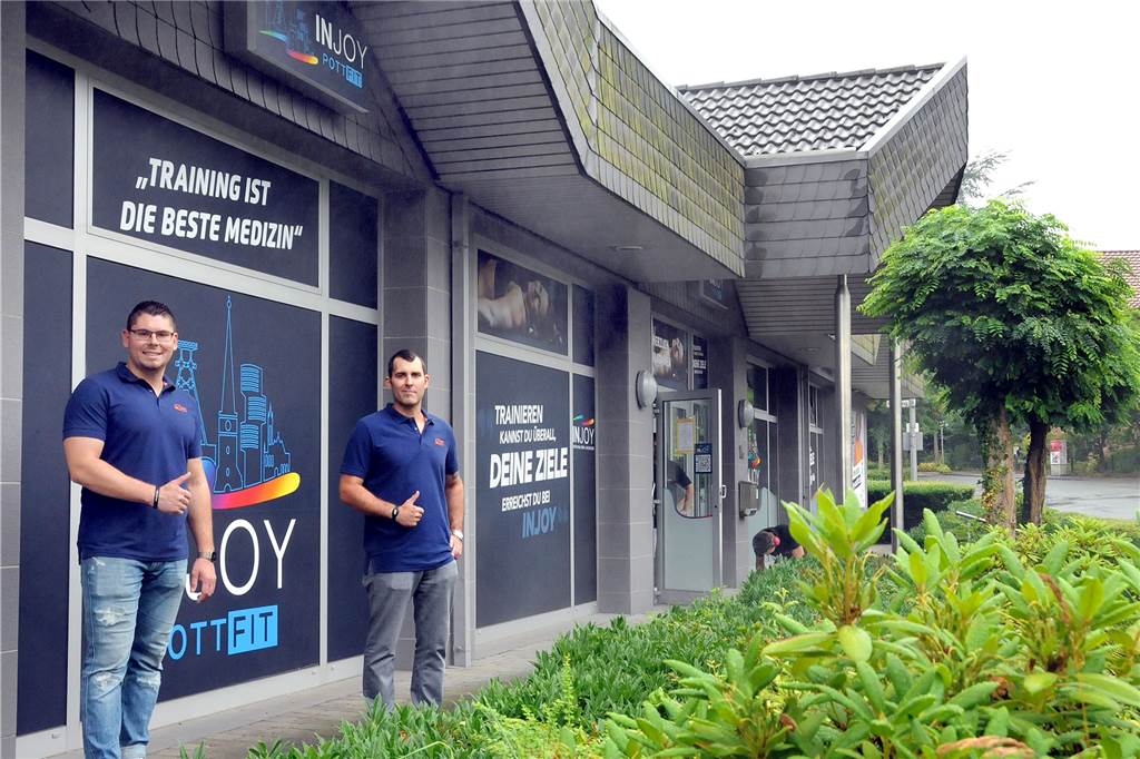 Umbau fast fertig: Termin für Fitnessstudio-Eröffnung von „Injoy Pottfit“ steht Die Außenwerbung haben Pascal (l.) und Timo Ribnikar schon an ihren künftigen Sportclub Injoy Pottfit an der Sonnenstraße angebracht.