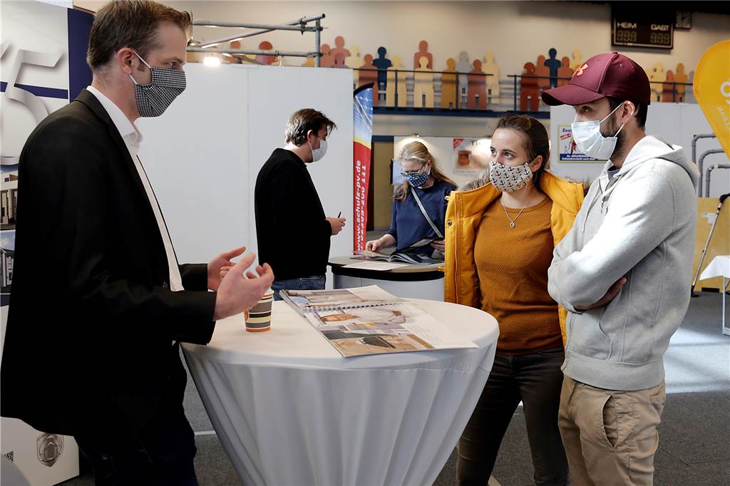 Alles unter einem Dach: Handwerker präsentieren sich in Haltern Die Aussteller stehen für Informationsgespräche zur Verfügung.