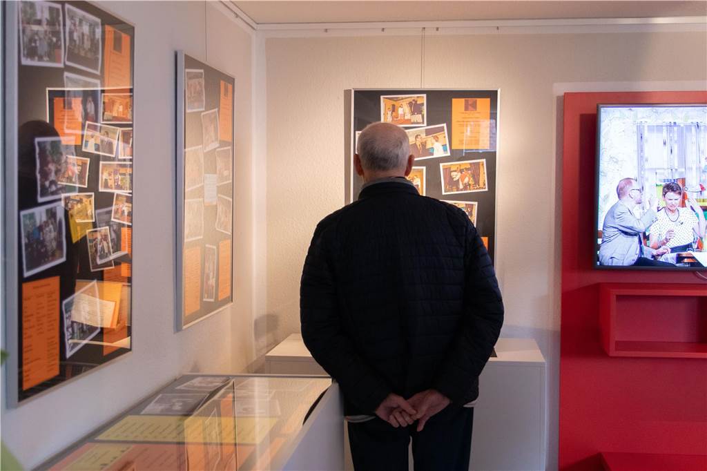 Ausstellung im Heimathaus: „Leiwe Beseuker van Hatten willkommen“ Die Ausstellung im Heimathaus gewährt den Besuchern nicht nur Zugang zu einigen Erinnerungen, sondern auch einen Blick hinter die Kulissen.
