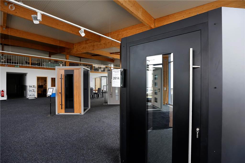 Neue Firma im Technopark: Haus der zwielichtigen Bäderfirma ersteigert Die Ausstellung mit Haustüren aller Art wird in dem Hallenbau an der Herbert-Wehner-Straße in Kamen nach und nach komplettiert.
