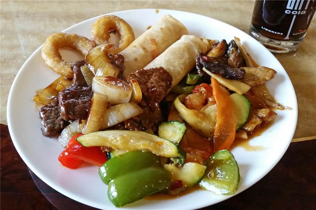 Die Auswahl am Büffet ist groß, hier mit gebratenem Gemüse, Rindfleisch, Frühlingsrollen und Tintenfischringen.