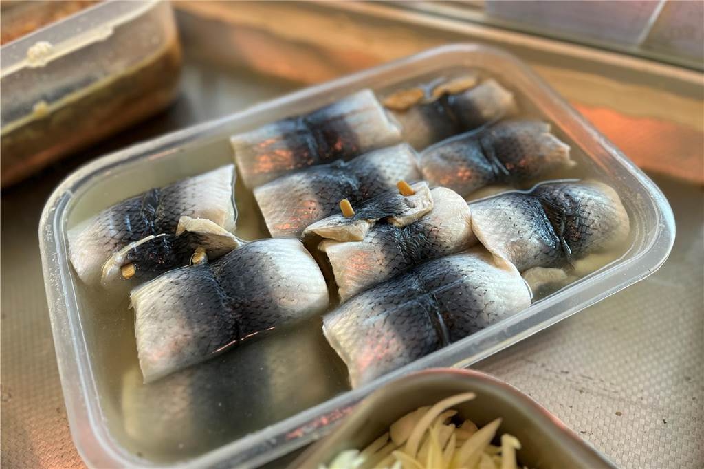 Rollmops  liegt in einer Schale.